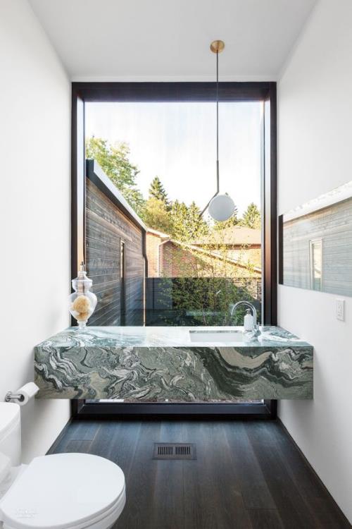 Μάρμαρο στο μπάνιο μαρμάρινα πλακάκια μεγάλο παράθυρο σμαραγδί πράσινη μπανιέρα λευκά έπιπλα μπάνιου πολυτελές σχέδιο