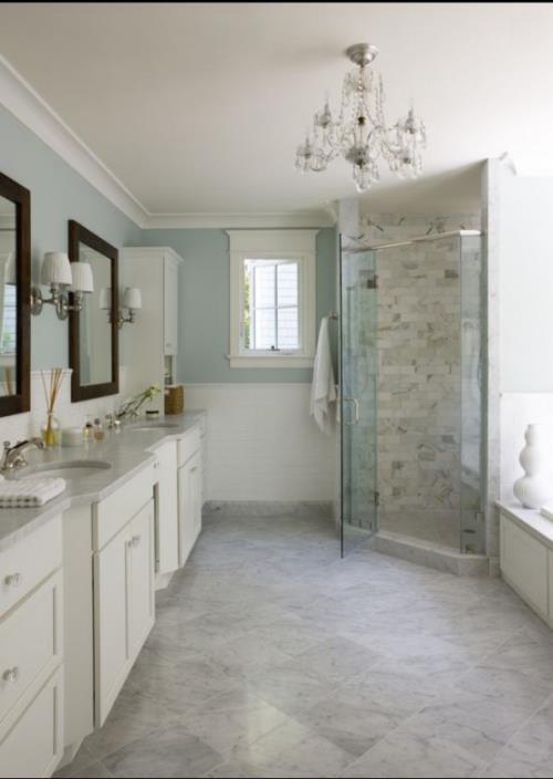 Μάρμαρο στο μπάνιο μαρμάρινα πλακάκια ανοιχτόχρωμα γυάλινα τοιχώματα ντους λευκά ντουλάπια μπάνιου καθρέφτης