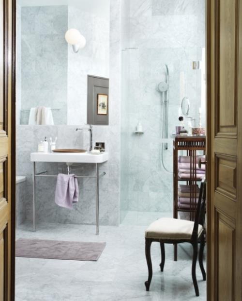 Μάρμαρο στο μπάνιο μαρμάρινα πλακάκια ανοιχτόχρωμα χρώματα ανοιχτές αποχρώσεις του μπλε πολύ ελκυστικό σχεδιασμό μπάνιου