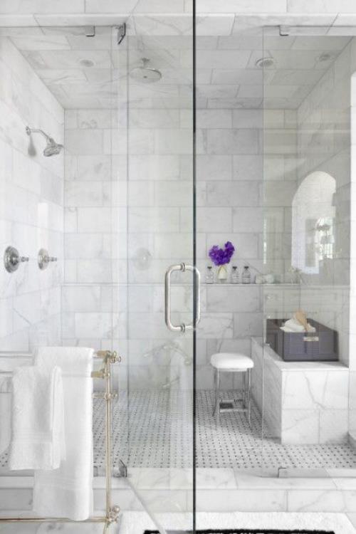 Μάρμαρο στο μπάνιο μαρμάρινα πλακάκια λευκό και ανοιχτό γκρι γυάλινο τοίχο σχεδιασμού μπάνιου