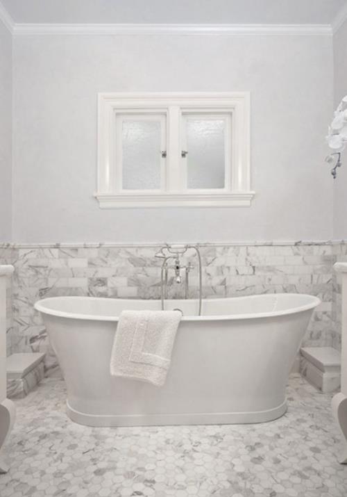 Μάρμαρο στο μπάνιο μαρμάρινα πλακάκια λευκό και ανοιχτό γκρι μπανιέρα όμορφα σχεδιασμένο παράθυρο