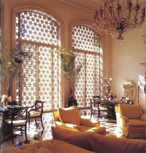 Μαροκινή επίπλωση με μεγάλα παράθυρα με ψηλή οροφή και ξύλινες μπάρες