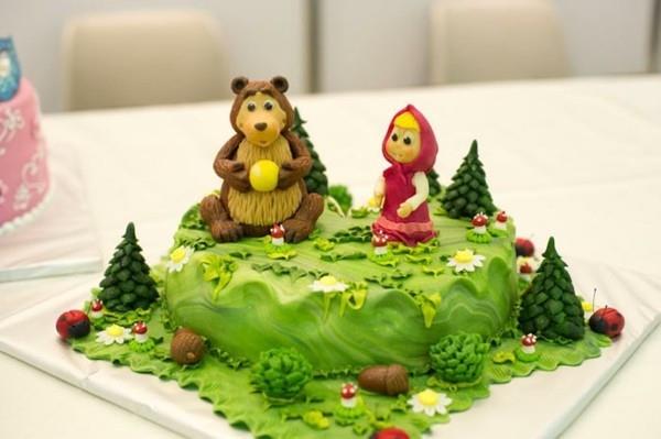 Το Masha and the Bear Cake Motif cake Masha i Medved παίζει στο δάσος