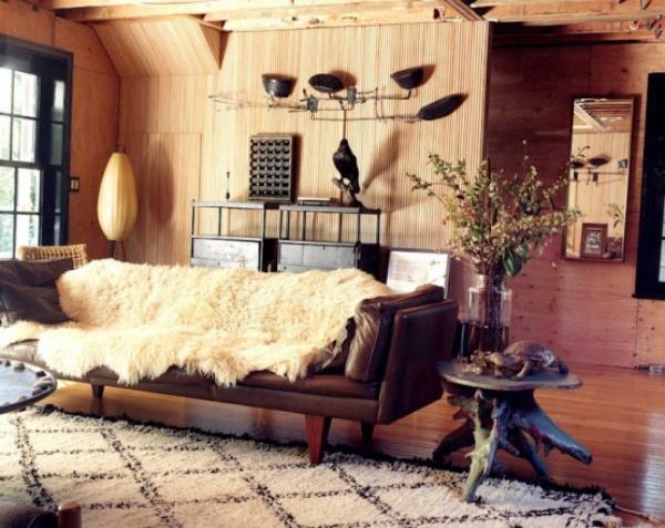 Ανδρικό και κομψό μοντέρνο σαλόνι σε ζεστές αποχρώσεις του καφέ, μπεζ γούνα, πολύ ξύλο