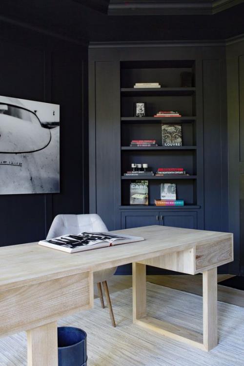 Αρσενικό γραφείο στο σπίτι, κομψά επιπλωμένο, σκούρο μπλε και ανοιχτόχρωμο ξύλο σε αντίθεση