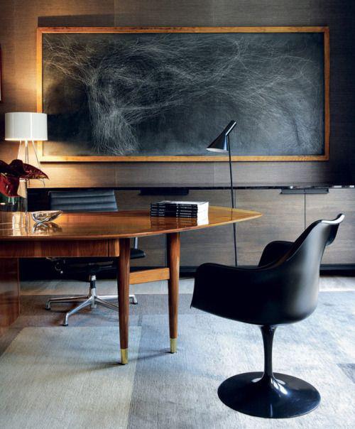 Αρσενικό γραφείο στο σπίτι μεγάλο τραπέζι μαύρες λάμπες πολυθρόνας σκούρα τοιχογραφία