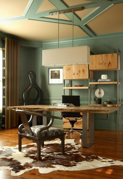 Αρσενικό γραφείο στο σπίτι, ανοιχτόχρωμο ξύλο, παστέλ πράσινο, κομψή εμφάνιση Γούνα άγριων ζώων στο πάτωμα
