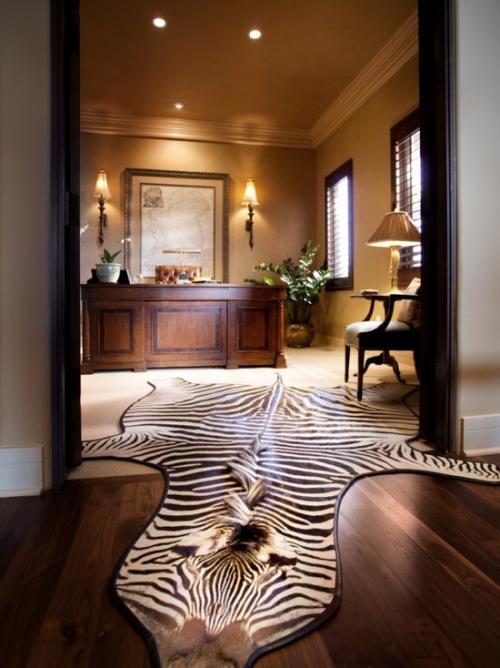 Αρσενικό γραφείο στο σπίτι πολυτελή μεγάλη γούνα στο πάτωμα στο πάτωμα με καλά σχεδιασμένη πολυθρόνα φωτισμού