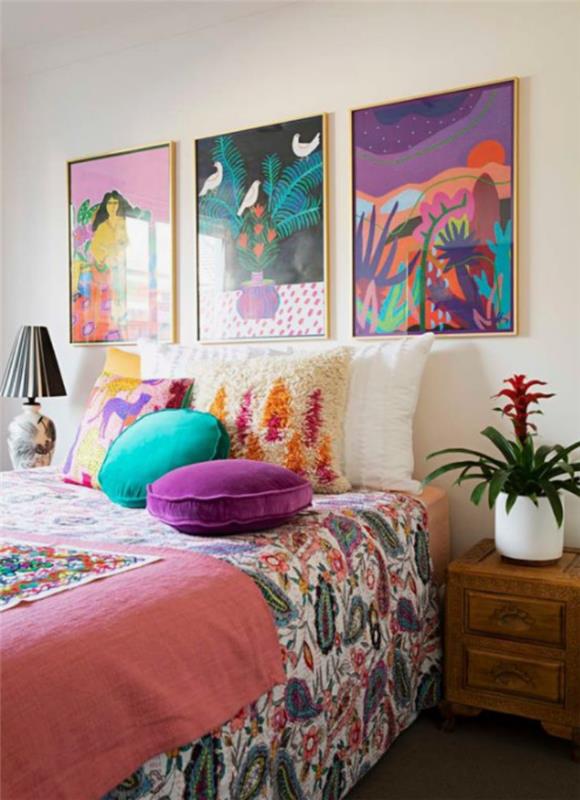 Περισσότερο χρώμα στο εσωτερικό πολύχρωμο υπνοδωμάτιο πολλά χρώματα τρεις τοιχογραφίες πάνω από το κρεβάτι