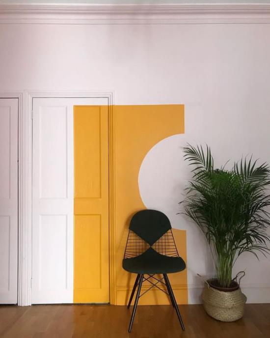 Οι τοίχοι με έμφαση στο σαλόνι σε έντονο κίτρινο χρώμα φέρνουν περισσότερο χρώμα στο εσωτερικό, το οποίο είναι πολύ μοντέρνο
