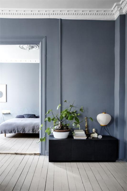 Φέρτε περισσότερο χρώμα στο εσωτερικό Έννοια ομοιόμορφου σχεδιασμού Υπνοδωμάτιο στο φόντο γκρι ξύλινο δάπεδο Το μπλε κυριαρχεί ως χρώμα του τοίχου