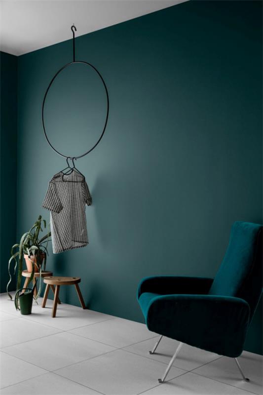 Τα κορεσμένα χρώματα φέρνουν περισσότερο χρώμα στο εσωτερικό σκούρο μπλε πολυθρόνα τοίχου γκρι δάπεδο ισχυρό οπτικό χάρισμα