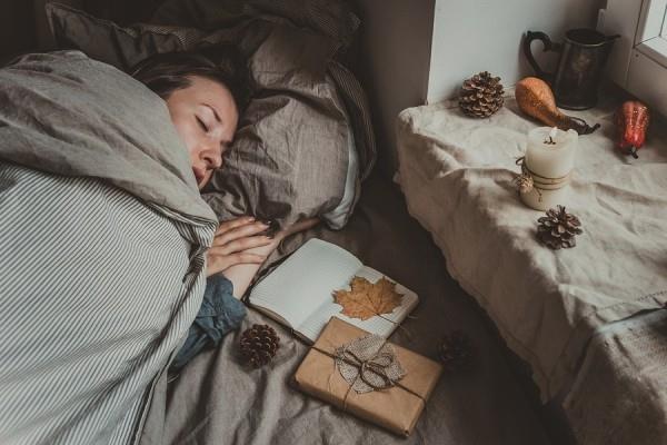 Περισσότερος ύπνος το χειμώνα Επιτρέψτε στον εαυτό σας τον καλύτερο βραδινό ύπνο