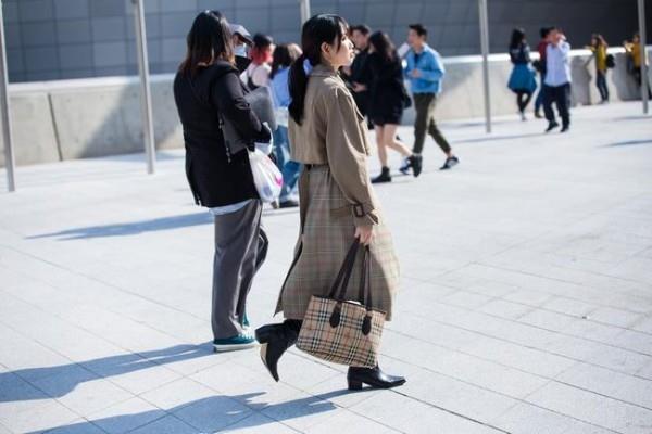 Αρκετές κυρίες στο δρόμο- Seoul Fashion Wekk Street fashion