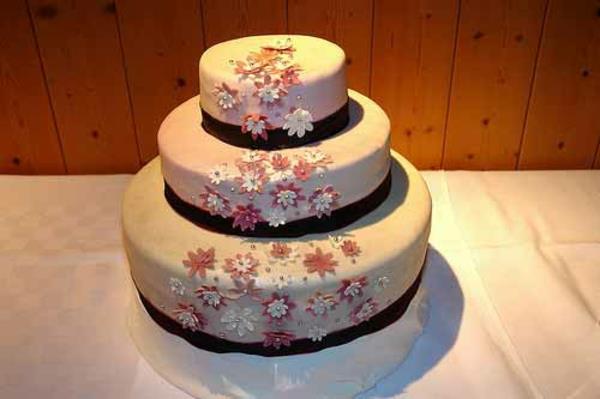 Κέικ γαμήλιων κέικ κορδέλα νύφη