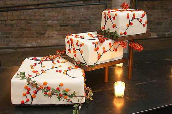 Το κέικ γαμήλιας τούρτας πολλαπλών επιπέδων παρασκευάζει περίεργα