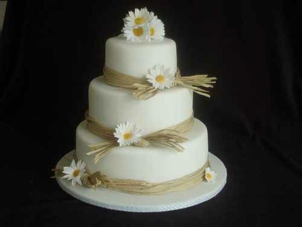 Πολυβάθμια λευκά κίτρινα γαμήλια κέικ νύφη λεία