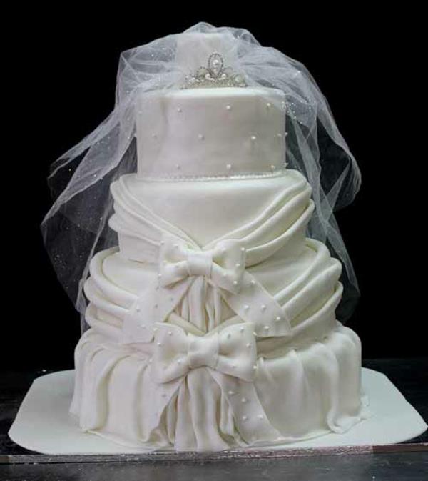 Πολυεπίπεδη γαμήλια κέικ κέικ νύφη πέπλο