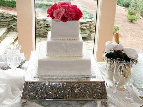 Πολυεπίπεδη λουλούδια γαμήλια κέικ κέικ νύφη λευκό κόκκινο