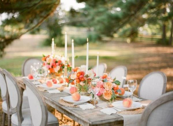 κεριά καρέκλες τραπεζαρία τραπεζαρία διακόσμηση γάμου σε κρεμώδη και ροδακινί χρώματα