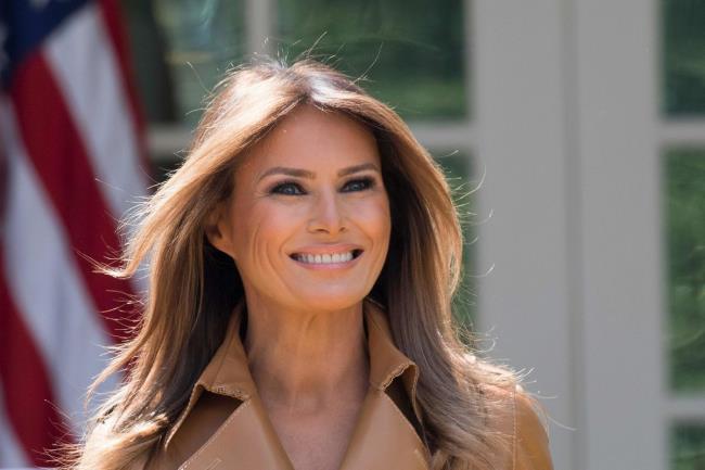 Melania 50 ετών μεγάλο χαμόγελο στο πρόσωπο