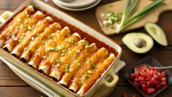 Μεξικάνικα πιάτα Enchiladas γεμιστά τυλιγμένα με γκρατέν τυριού