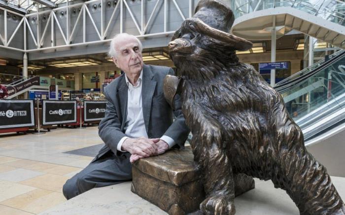 Michael Bond Paddington Bear άγαλμα prominews