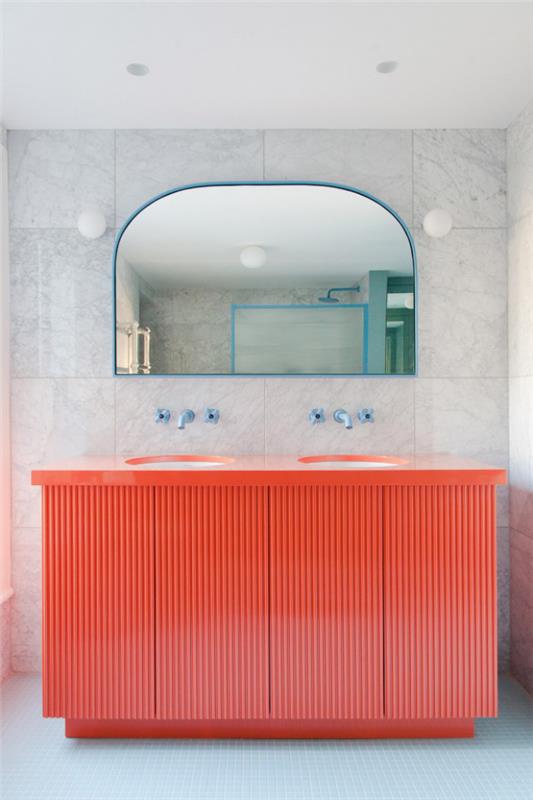 Γκρι πλακάκια μπάνιου μοντέρνου στυλ μοντέρνου στυλ σε μαρμάρινο χρώμα, κοραλλιογενές χρώμα, ματαιοδοξία, μεγάλος καθρέφτης