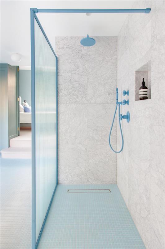 Μπάνιο με μοντέρνο στυλ διαβίωσης σε γκρι και γαλάζιο ντους γωνιακό γυάλινο τοίχο μπλε βρύση
