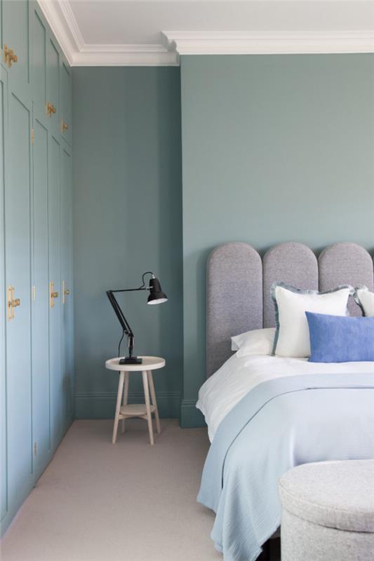 Μοντέρνο στυλ διαβίωσης υπνοδωμάτιο γκρι ατσάλινο μπλε κυριαρχεί στους τοίχους κλινοσκεπάσματα