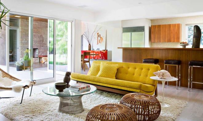 Μοντέρνο σαλόνι μοντέρνου σαλονιού σαλόνι μεγάλος γυάλινος τοίχος κίτρινος καναπές γυάλινο τραπέζι λευκό χαλί ψάθινη πολυθρόνα