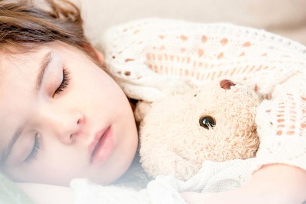 Ακάρεα στο κρεβάτι Τα ακάρεα του κρεβατιού καταπολεμούν την αλλεργία στα αγκαλιά των παιδιών