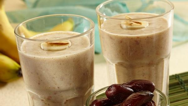 Ινδικό στυλ Milkmaid Συνταγές 10 νόστιμες και γρήγορες επιδόρπια ιδέες Smoothie με μπανάνα-ημερομηνία