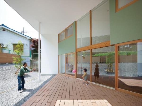 Μινιμαλιστικό αρχιτεκτονικό σπίτι εξωτερική μεγάλη παιδική χαρά