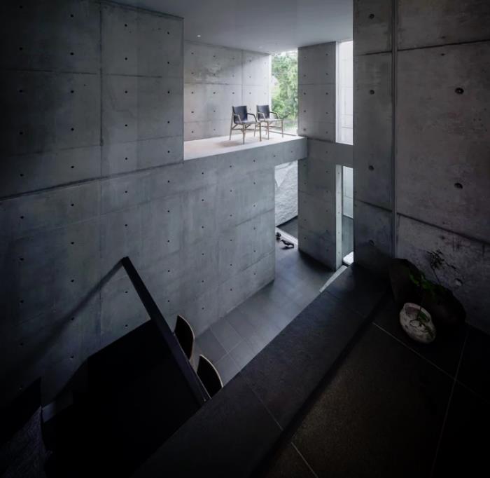 Μινιμαλιστικό σπίτι από πέτρα και σκυρόδεμα στην Ιαπωνία Καθαρός μινιμαλισμός στο εσωτερικό, ευρύχωρο δωμάτιο, τσιμεντένιος κόσμος, φως της ημέρας, πράσινο φυτό ως έμφαση