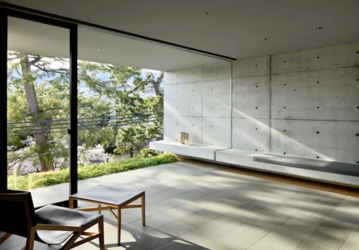Μινιμαλιστικό πέτρινο και τσιμεντένιο σπίτι στην Ιαπωνία στο ισόγειο απρόσκοπτη σύνδεση μεταξύ εσωτερικού και εξωτερικού χώρου