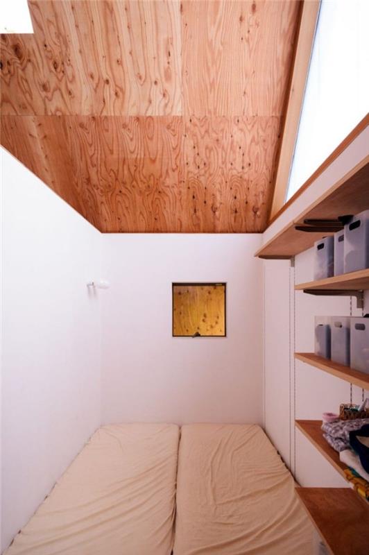 Μινιμαλιστικό σπίτι στην Ιαπωνία υπνοδωμάτιο υπέρ-μινιμαλιστικά ράφια στρώματα στο πάτωμα