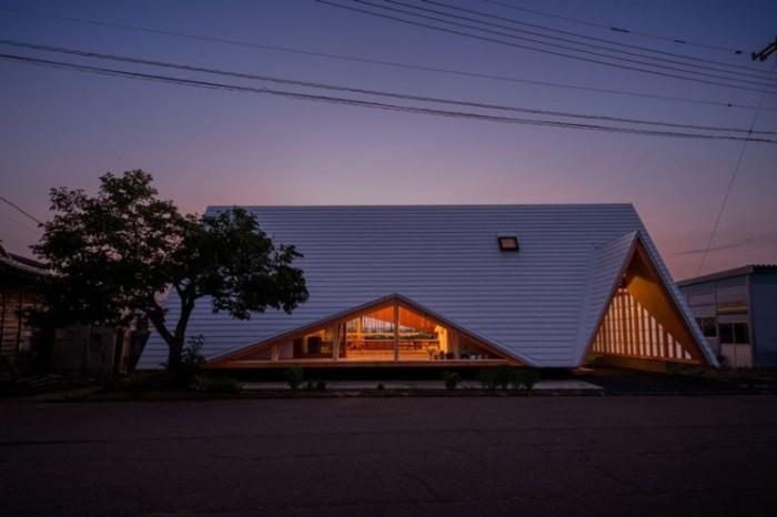 Μινιμαλιστικό σπίτι χτισμένο στην Ιαπωνία με τη μορφή σκηνής είναι αισθητό από μακριά