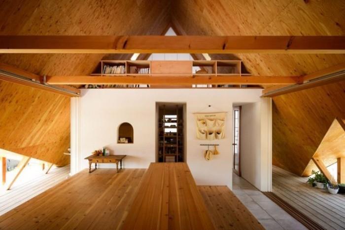 Μινιμαλιστικό σπίτι στην Ιαπωνία με πολύ ελαφρώς λεκιασμένο ξύλο κόντρα πλακέ και λείες λευκές επιφάνειες στο εσωτερικό του