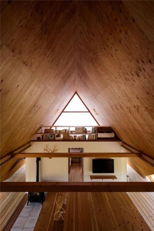 Μινιμαλιστικό σπίτι στην Ιαπωνία δύο επίπεδα στο σπίτι που χωρίζονται από ένα μεγάλο ξύλινο ράφι