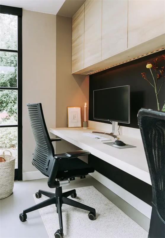 Μινιμαλιστικό γραφείο στο σπίτι, άνετη καρέκλα γραφείου, υπολογιστής, πολύ φιλόξενη και ζεστή ατμόσφαιρα