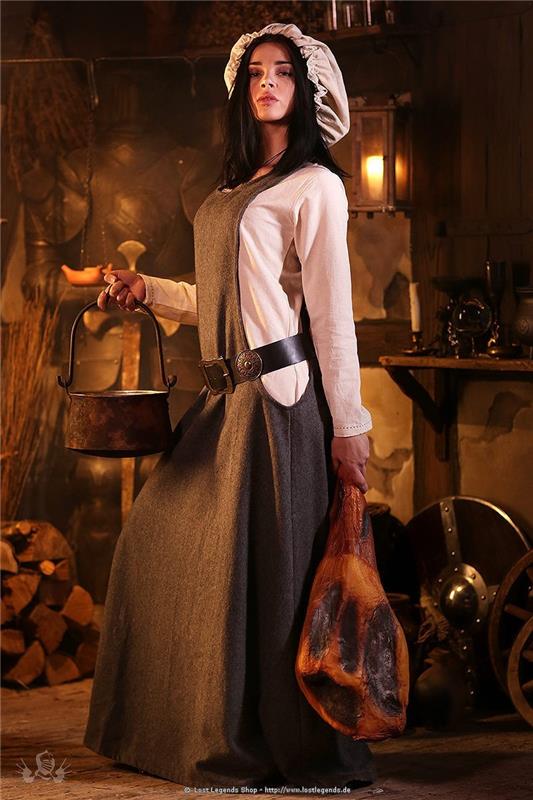Μεσαιωνική γυναίκα ένδυσης από την κουζίνα