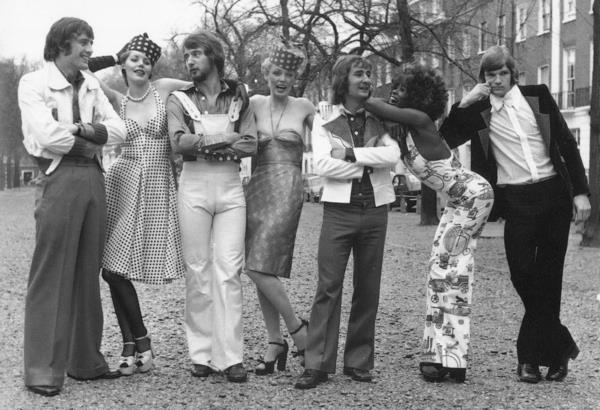 Οι άνδρες της μόδας των 70s ταιριάζουν με τη γυναικεία ασπρόμαυρη φωτογραφία της μόδας