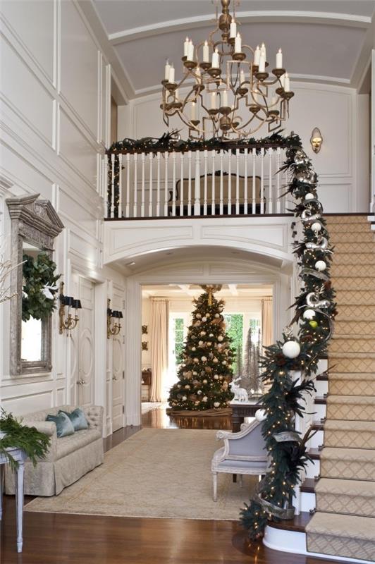 Σύγχρονη σκάλα διακόσμησης Χριστουγέννων