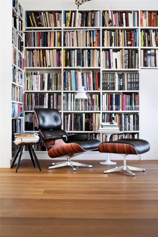 Μοντέρνα ράφια βιβλιοθήκης στο σπίτι άνετες πολυθρόνες πλάγια τραπέζια σκαμπό καθαρή άνεση