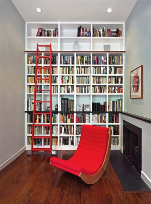 Μοντέρνο σπίτι βιβλιοθήκη τζάκι κόκκινη κουνιστή καρέκλα βιβλίο τοίχο οροφή ψηλή σκάλα