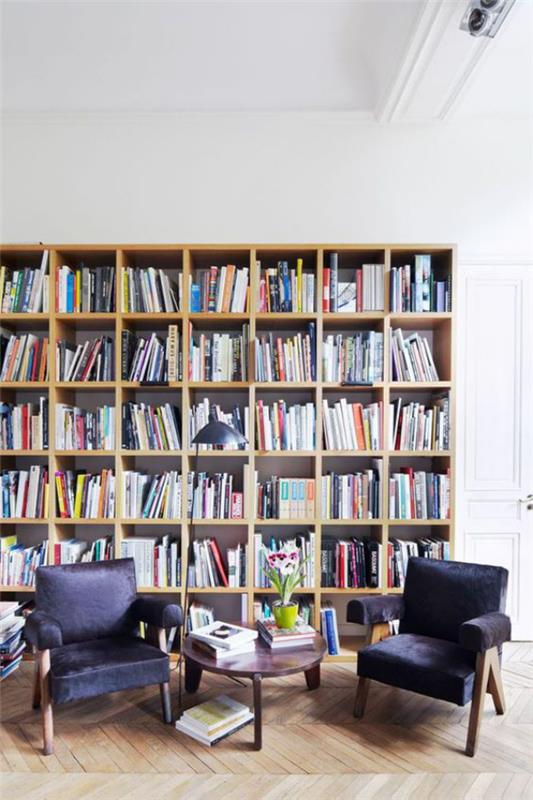 Σύγχρονη οικιακή βιβλιοθήκη ανάγνωση γωνία δύο πολυθρόνες μικρό τραπέζι πολλά βιβλία