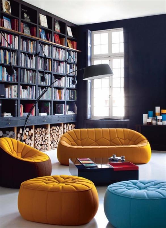 Μοντέρνα καθίσματα βιβλιοθήκης σε φωτεινά χρώματα με κομψό σχεδιασμό δωματίου με τόξο