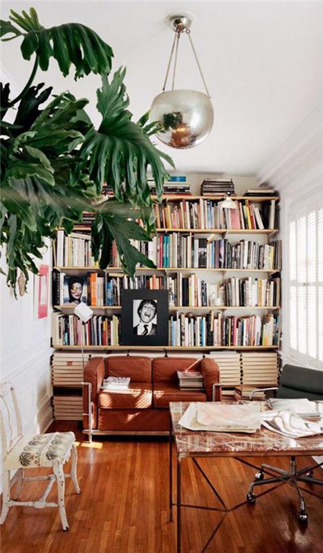 Σύγχρονος καναπές τραπεζιού βιβλιοθήκης σε τροχούς πολλά ξύλα ζεστά χρώματα πράσινο φυτό εσωτερικού χώρου