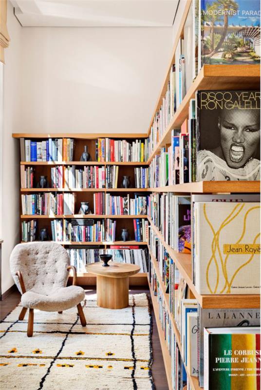Η σύγχρονη βιβλιοθήκη σπιτιών ως διαχωριστικό δωματίου εξυπηρετεί σούπερ κομψές ιδέες σχεδιασμού